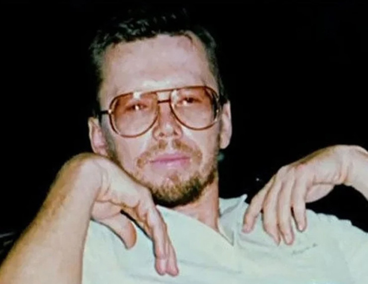 Ông Larry Hillblom là chủ của Công ty chuyển phát nhanh DHL, sở hữu khối tài sản 600 triệu USD. Ông nổi tiếng là một tỷ phú đào hoa