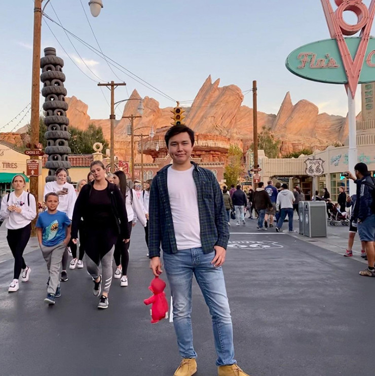 Cậu được đứng tên sở hữu số tài sản vào năm 2012, nhưng vì còn đi học nên hai mẹ con đã đồng ý để những người quản lý đầu tư vào nhiều lĩnh vực khác.