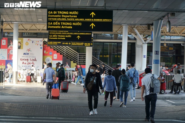 Chỉ còn hơn một tuần nữa là đến Tết Nguyên đán Nhâm Dần 2022. Cũng giống như mọi năm, thời điểm này sân bay Tân Sơn Nhất đón số lượng lớn hành khách trở về quê ăn Tết.