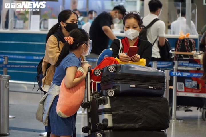 Chị Vân (quê Bắc Giang) cho biết, năm nay cả gia đình chị muốn về quê ăn Tết để được sum vầy bên cha mẹ, anh chị em, để hưởng không khí Tết ở quê nhà. "Cả năm vừa rồi dịch bệnh hoành hành nên tôi không thể về quê thăm cha mẹ già. Đây là dịp thích hợp để mình đưa các con về quê. Mình đặt vé từ tháng 12 nên vé khá rẻ", chị Vân nói.