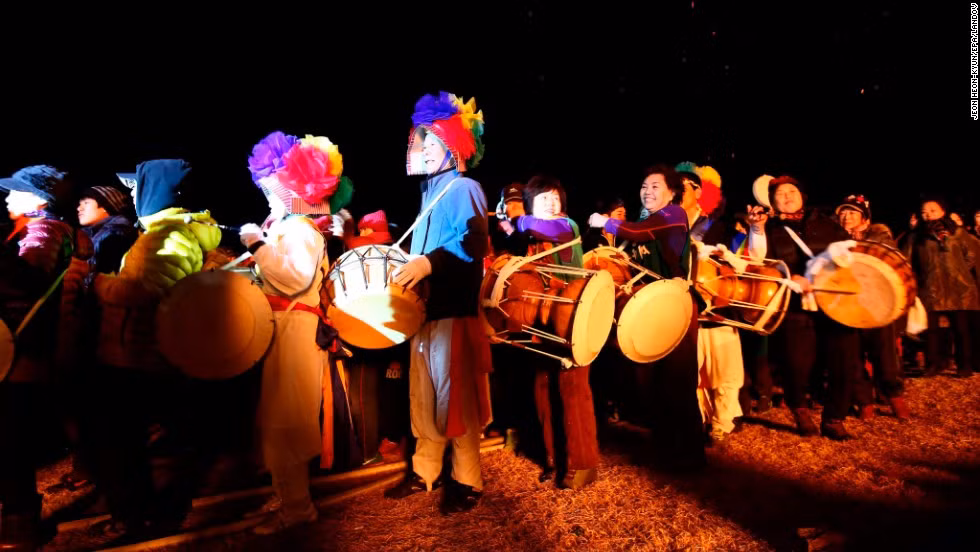 Người Hàn Quốc tưng bừng chào đón năm mới với một lễ hội truyền thống trên hòn đảo Jeju xinh đẹp.