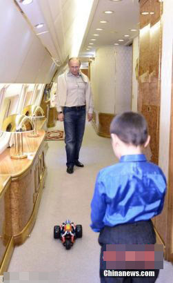 Ông Putin chơi đùa với một bé trai.