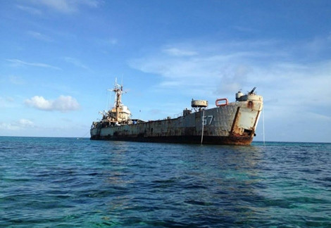  2. Diễn biến tại Biển Đông: Dường như căng thẳng tại khu vực này chưa bao giờ kết thúc. Có rất ít hy vọng, năm tới, căng thẳng Biển Đông sẽ hạ nhiệt khi Bắc Kinh tiếp tục tăng cường củng cố các tuyên bố chủ quyền đối với các đảo, quần đảo, rạn san hô và vùng biển tranh chấp thuộc Biển Đông. Trong ảnh là chiếc tàu han gỉ - căn cứ quân sự của Philippines bám trụ trên Bãi Cỏ mây - điểm nóng tranh chấp trên Biển Đông. 