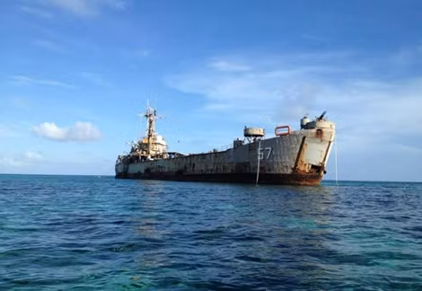  2. Diễn biến tại Biển Đông: Dường như căng thẳng tại khu vực này chưa bao giờ kết thúc. Có rất ít hy vọng, năm tới, căng thẳng Biển Đông sẽ hạ nhiệt khi Bắc Kinh tiếp tục tăng cường củng cố các tuyên bố chủ quyền đối với các đảo, quần đảo, rạn san hô và vùng biển tranh chấp thuộc Biển Đông. Trong ảnh là chiếc tàu han gỉ - căn cứ quân sự của Philippines bám trụ trên Bãi Cỏ mây - điểm nóng tranh chấp trên Biển Đông. 