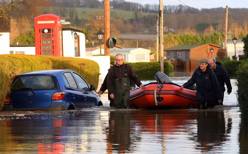 Do bị ngập lụt nặng, cư dân ở Yalding, Kent phải dùng thuyền để đi lại.