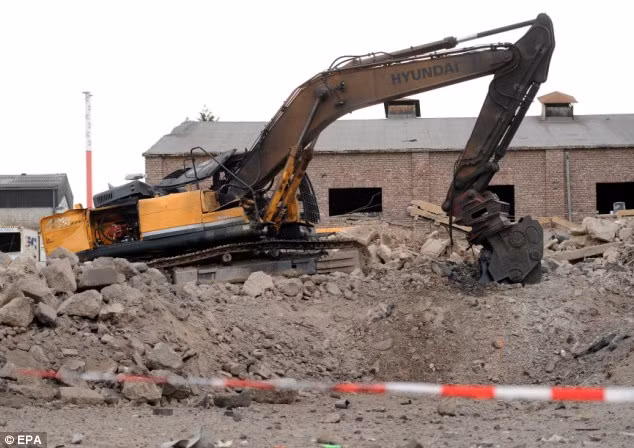 Hai trong số 13 người bị thương đang ở trong tình trạng nguy kịch.