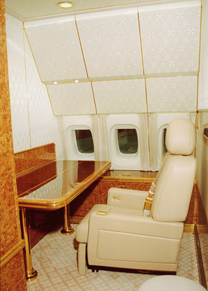 Bàn ghế cũng được dát vàng và vàng.