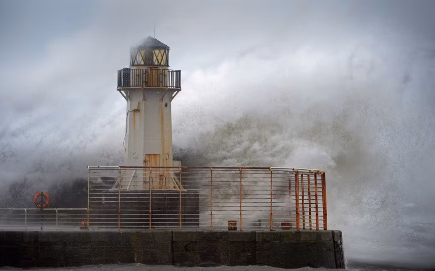 Những cột sóng khổng lồ liên tục đánh vào ngọn hải đăng cảng Ardrossan ở Ardrossan, Scotland.