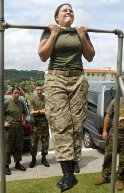 Binh nhất của Thủy quân lục chiến Shawn Vincent luyện tập thể lực tại căn cứ Camp Foster ở đảo Okinawa, phía nam Nhật Bản ngày 20/6/2003.