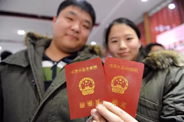 Trong khi đó, cặp đôi Chen Chao và Wan Shanshan, đều 30 tuổi tổ chức lễ cưới vào hồi tháng 10 nhưng chưa đi đăng ký kết hôn chỉ vì chờ ngày đẹp 3/1/2014.