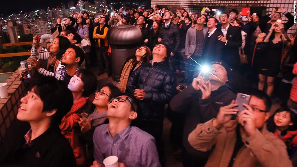 Dân Đài Bắc, Đài Loan hân hoan ngắm pháo hoa rực rỡ trong đêm giao thừa.