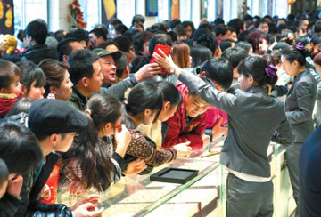 Cán bộ ở các cơ quan đăng ký kết hôn phải làm việc hết công xuất để giải quyết thủ tục kết hôn cho hàng trăm cặp đôi muốn chính thức gắn bó, ràng buộc với nhau vào ngày đẹp.