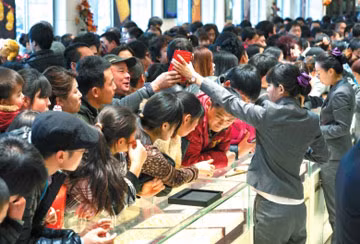 Cán bộ ở các cơ quan đăng ký kết hôn phải làm việc hết công xuất để giải quyết thủ tục kết hôn cho hàng trăm cặp đôi muốn chính thức gắn bó, ràng buộc với nhau vào ngày đẹp.