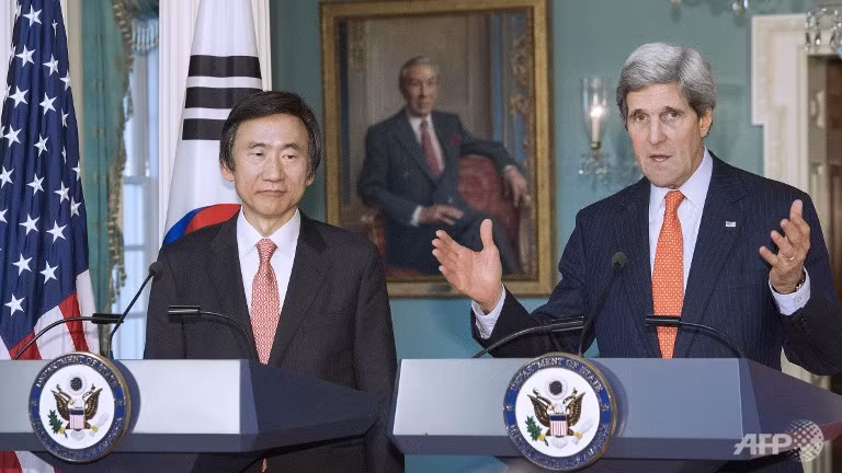 Ngoại trưởng Mỹ John Kerry và Ngoại trưởng Hàn Quốc, Yun Byung- Se trong cuộc họp báo chung tại Washington.