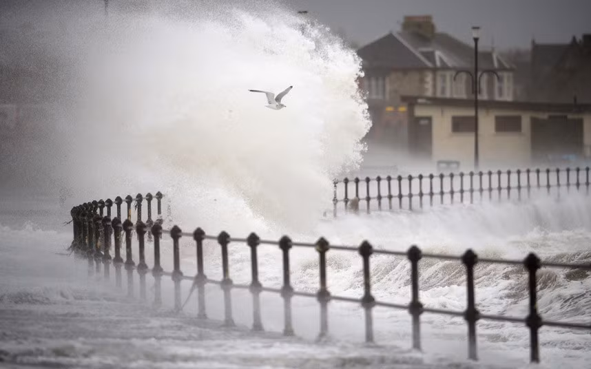 Cơ quan Môi trường đã ban hành 21 cảnh báo lũ lụt nghiêm trọng tại xứ Wales và Anh. Trong ảnh, một đợt sóng khổng lồ nguy hiểm ồ ạt tràn vào khu dân cư ở Saltcoats, Scotland.