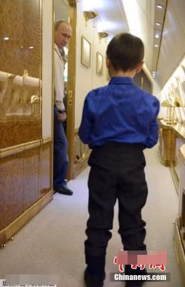 Dễ nhận thấy, chiếc chuyên cơ của Tổng thống Nga dát vàng lấp lánh.