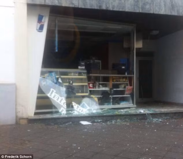 Nhà cửa của một số hộ dân gần đó cũng bị hư hại nặng.