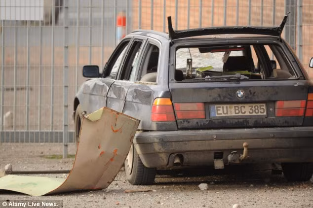 Vụ nổ cũng phá hủy nhiều xe hơi và các tòa nhà văn phòng xung quanh công trường xây dựng.