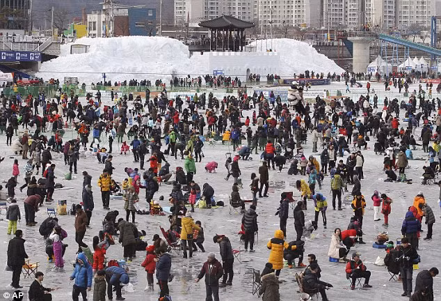 Sau đó, họ thả cần câu xuống phía dưới những lỗ vừa đào và việc còn lại là chờ cá hồi cắn câu. Thậm chí, có một số người không cần cần câu, thò tay trần xuống lỗ băng để bắt cá.
