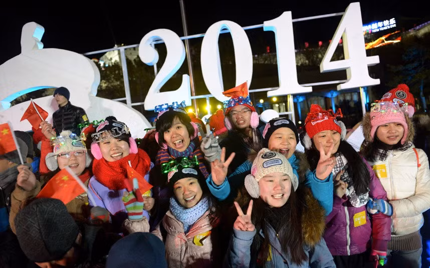 Nhiều bạn trẻ tụ tập ở Vạn Lý Trường Thành tại Bắc Kinh đón mừng năm mới.