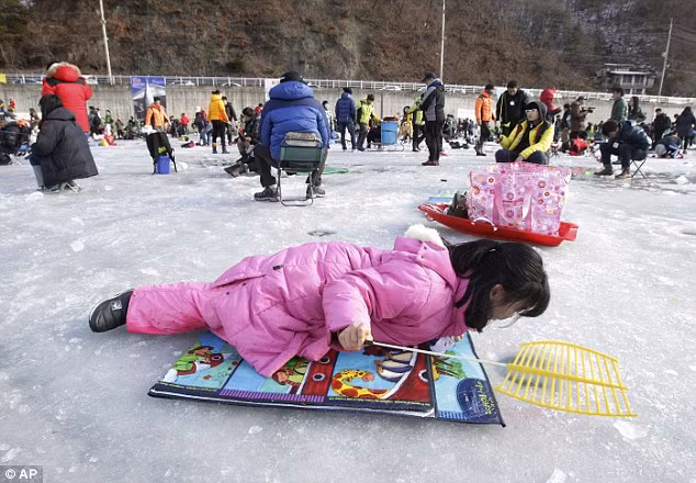 Địa điểm câu cá hồi trên băng chỉ cách khu phi quân sự giữa Hàn Quốc và Triều Tiên khoảng 20 km.