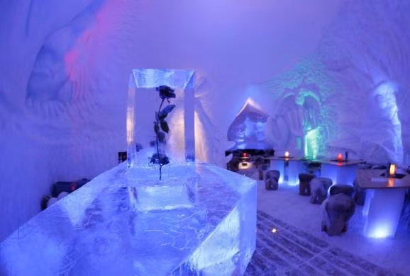 Cách bài trí ấn tượng, lung linh bên trong một quán bar lều tuyết. Quán bar phục vụ khách du lịch được dựng lên từ những phiến băng lớn.