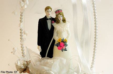 Ngoài ra, trong ngày đầu tiên của năm mới, đánh dấu sự chuyển tiếp của năm cũ sang năm mới (1/1/2014) cũng được người Trung Quốc xem là ngày tốt để kết hôn vì phát âm tương tự “hẹn ước suốt một đời”. Theo đó, tổng cộng 1.330 cặp đôi ở Thượng Hải đã rủ nhau đi đăng ký kết hôn vào hôm 1/1.