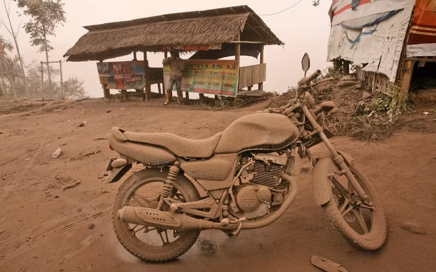 Chiếc xe gắn máy phủ đầy tro bụi núi lửa.