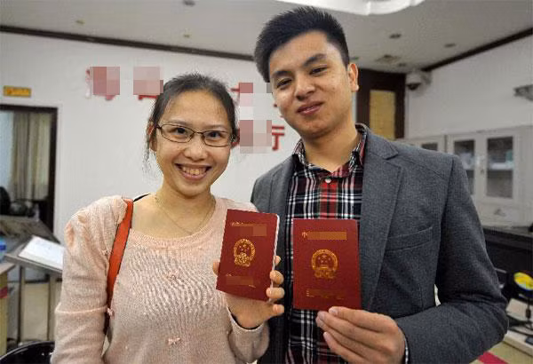 Tại một phòng đăng ký kết hôn, Cặp đôi Gao Bin, 30 tuổi và Dai Wanwei, 26 tuổi cho biết, cách đây một năm, họ đã bỏ lỡ việc đăng ký kết hôn vào ngày đẹp 4/1/2013 (nếu được thể hiện dưới dạng ký tự số 1314 cũng có cách phát âm giống câu “yêu nhau trọn đời”) nên năm nay họ không để tuột mất cơ hội một lần nữa.