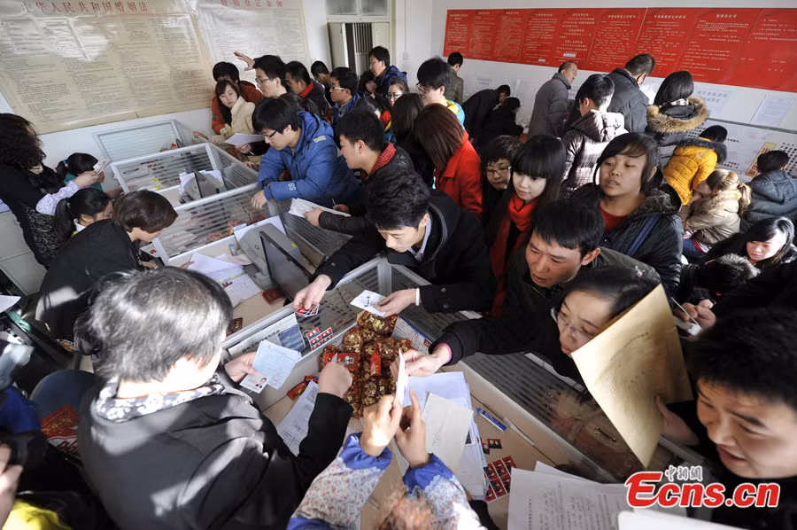 Các cơ quan đăng ký kết hôn khắp Trung Quốc đông nghẹt người đi đăng ký.