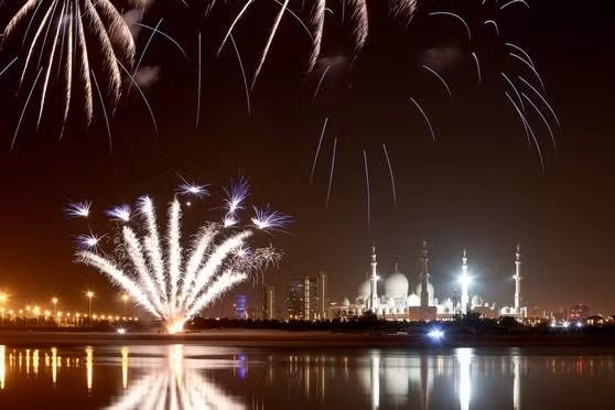 Khoảng một triệu người đã tụ tập ở các điểm bắn pháo hoa ở Dubai trong đêm giao thừa để chiêm ngưỡng sự kiện có một không hai này.