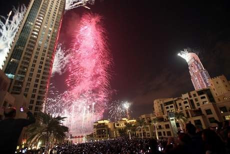 Với chương trình bắn pháo hoa hoành tráng, công phu, Dubai tuyên bố phá vỡ kỷ lục thế giới của người láng giềng Kuwait và kỳ vọng được ghi nhận trong sách Kỷ lục Guinness Thế giới.
