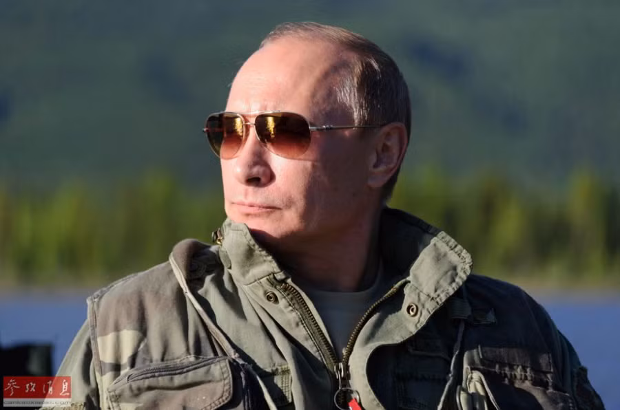 Năm 2013 đánh dấu sự trở lại của “Người hùng nước Nga” Putin. Thông qua một chiến dịch chống tham nhũng quyết liệt; một cuộc tập trận hoành tráng và quy mô khủng bất ngờ nhằm kiểm tra khả năng chiến đấu của quân đội và đề xuất lịch sử giúp giải cứu phương Tây khỏi “sa lầy” vào cuộc chiến ở Syria cũng như hàng loạt danh hiệu và vị trí hàng đầu trong danh sách những người quyền lực nhất hành tinh do tạp chí danh tiếng Forbe bình chọn, cả thế giới đã nhận ra rằng, Putin – người đàn ông cứng rắn của nước Nga – trở lại. Ảnh chụp Tổng thống Putin câu cá ở Siberia ngày 20/7.