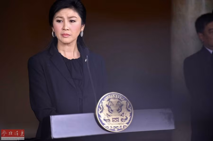 2013 cũng là một năm u ám đối với nữ Thủ tướng xinh đẹp của Thái Lan Yingluck. Đầu năm 2013, Thủ tướng Yingluck có khởi đầu tốt khi trong hơn 2 năm cầm quyền lãnh đạo Thái Lan, bà đạt được một số thành tựu đáng kể bao gồm “bình định” được các tranh chấp chính trị trong nước. Trên mặt trận ngoại giao, bà cũng thúc đẩy quan hệ hòa dịu hơn giữa Thái Lan và Campuchia. Tuy nhiên, cuối năm, việc ủng hộ dự luật ân xá của chính phủ Yingluck đã dấy lên sự phẫn nộ của đảng đối lập. Hàng nghìn người biểu tình chống chính phủ tràn về khắp các đường phố Bangkok và công khai tìm mọi cách lật đổ nữ Thủ tướng. Trong ảnh, bà Yingluck nghẹn ngào kêu gọi chấm dứt biểu tình tại Bangkok ngày 7/11/2013.