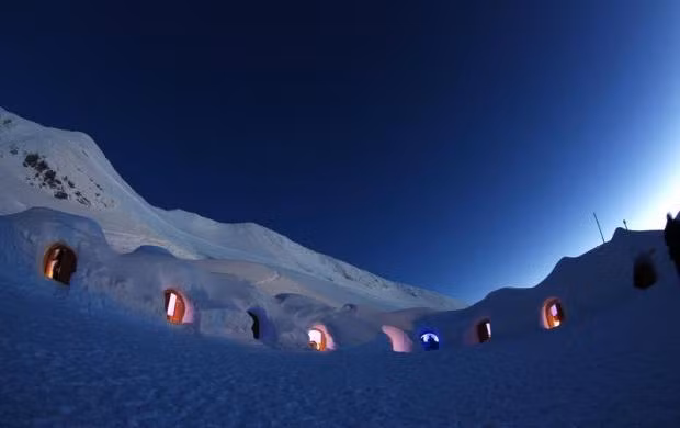 Ánh đèn màu thắp sáng các lều tuyết trên đỉnh núi Nebelhorn, gần thị trấn miền nam Oberstdorf của Đức. Làng lều tuyết vào ban đêm lung linh như vương quốc cổ tích.