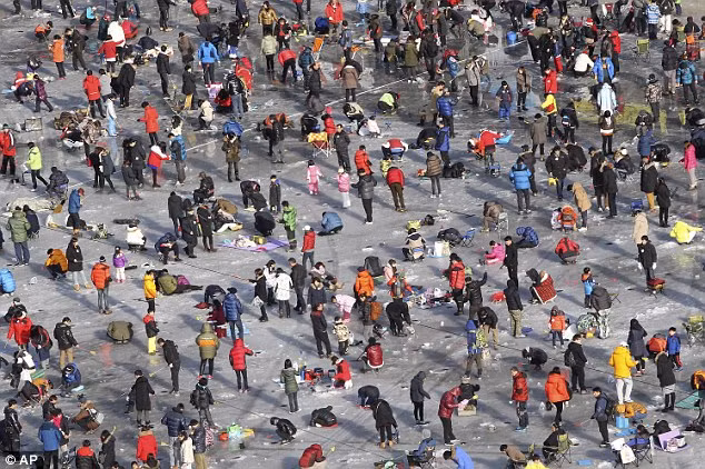 Cuộc thi câu cá trên băng nằm trong khuôn khổ lễ hội băng hoành tráng thường niên kéo dài 3 tuần, thu hút hàng triệu người.