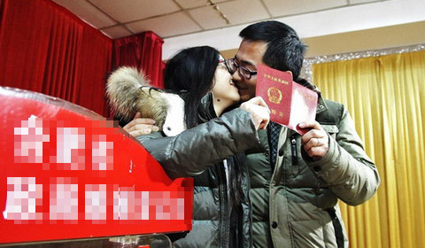 Kỳ vọng cuộc hôn nhân hạnh phúc bền lâu, nhiều cặp uyên ương Trung Quốc đổ xô kéo nhau đi đăng ký kết hôn hôm qua.