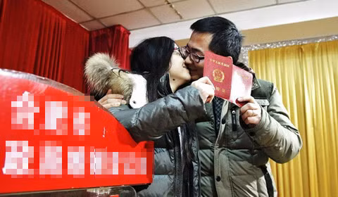 Kỳ vọng cuộc hôn nhân hạnh phúc bền lâu, nhiều cặp uyên ương Trung Quốc đổ xô kéo nhau đi đăng ký kết hôn hôm qua.