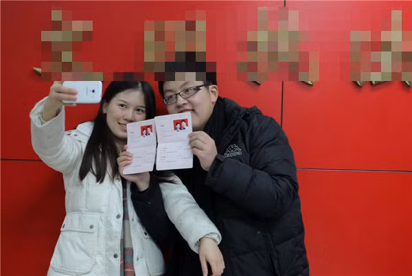 Cơ quan đăng ký kết hôn ở quận Yangpu ở Thượng Hải cũng phải gồng mình giải quyết thủ tục đăng ký cho số lượng tương tự các cặp uyên ương muốn “nên duyên” vào ngày đẹp. Tính đến chiều ngày 3/1, riêng cơ quan đăng ký kết hôn quận Haidian ở Bắc Kinh đã có tới 309 cặp đôi hoàn thành thủ tục đăng ký kết hôn.