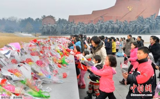 Người Triều Tiên không kể già trẻ gái trai mang hoa đến viếng tại các đài tưởng niệm để tỏ lòng biết ơn và tôn kính đối với các nhà lãnh đạo của đất nước trong ngày đầu tiên của năm mới.