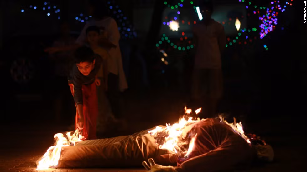 Một cậu bé ở Mumbai, Ấn Độ đốt một hình nôm theo truyền thống để xóa bỏ những điều không may trong năm cũ và cầu mong những điều tốt đẹp sẽ đến trong năm mới.