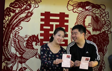 Một cặp đôi hạnh phúc và mãn nguyện khoe giấy đăng ký kết hôn được chứng nhận vào đúng ngày đẹp "yêu nhau trọn đời".