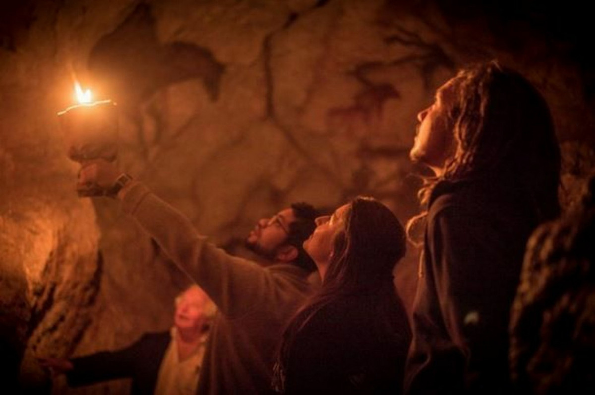 Hầu hết các bức tranh trong hang động nằm khá xa cửa ra vào và cần đèn soi sáng để có thể quan sát. Ảnh: Ministère de la Culture.