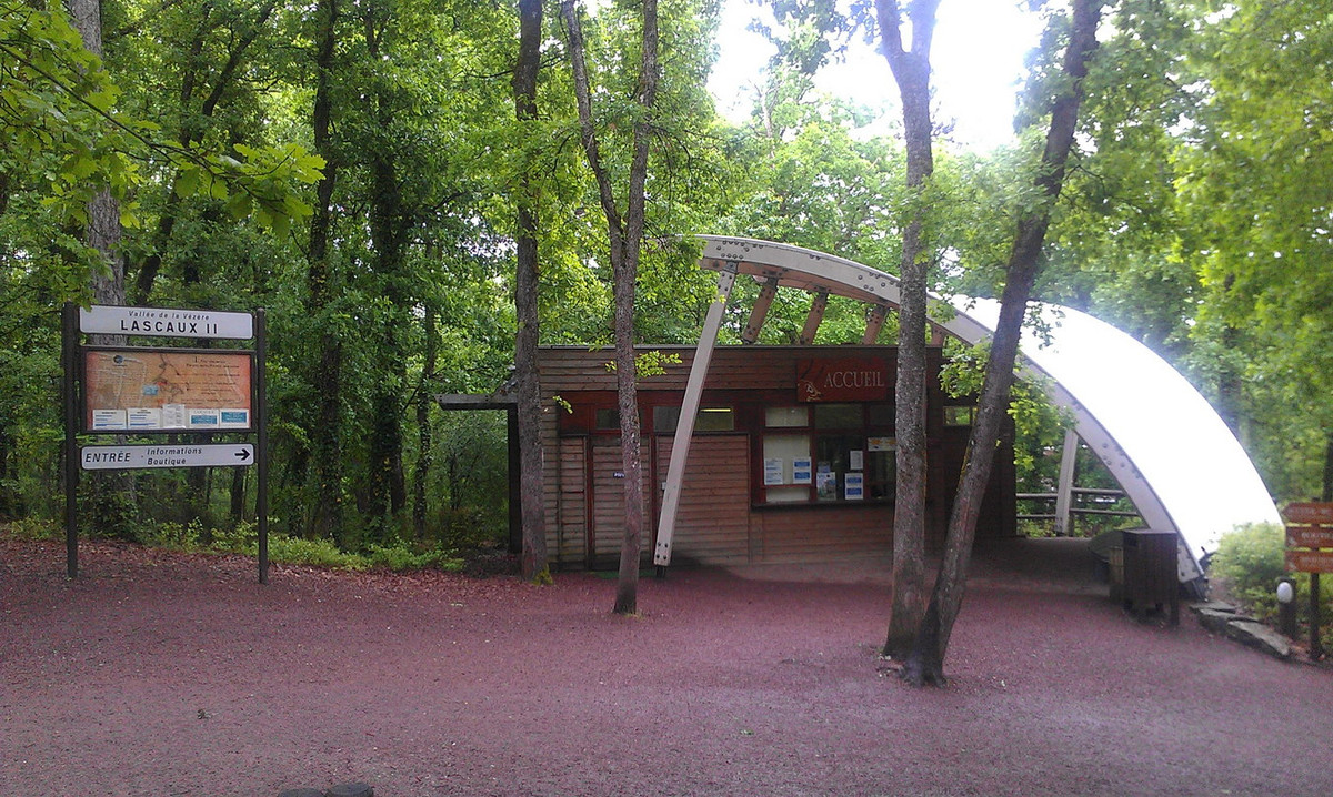 Trong đó, Lascaux II gồm bản sao chính xác của những tác phẩm nổi bật nhất, được sao chép bằng cùng loại vật liệu nguyên bản (như oxit sắt, than củi và đất son), trưng bày ở gần hang động Lascaux gốc. Ảnh: Wikipedia.