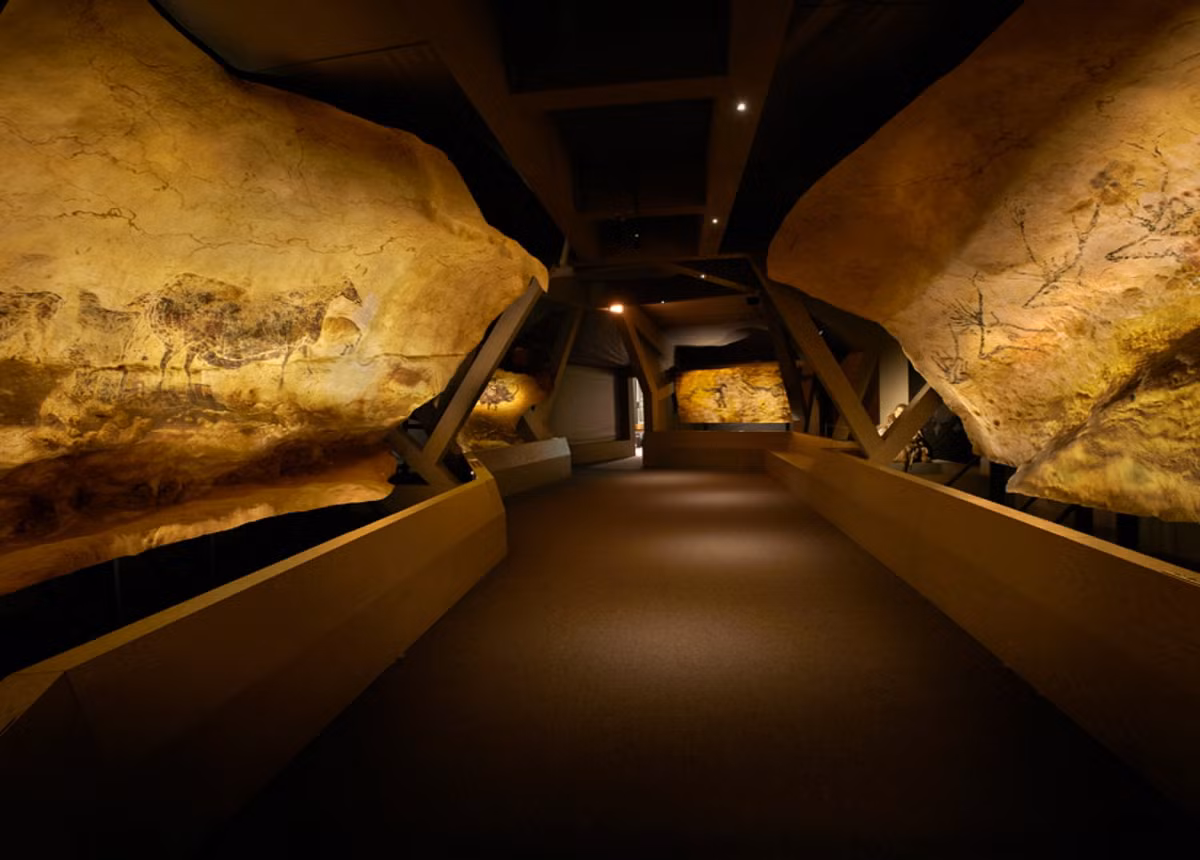 Lascaux III là một chuỗi 5 bản sao tái tạo chính xác của nghệ thuật hang động Lascaux, kể từ năm 2012 đã được đưa đi triển lãm ở khắp thế giới. Ảnh: Europe en France.