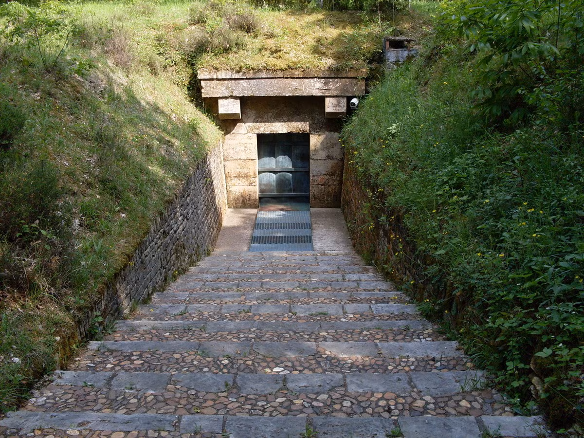 Do bị thiệt hại bởi hoạt động du lịch, chủ yếu từ sự thay đổi điều kiện môi trường trong hang khi con người hiện diện, chính phủ Pháp đã đóng cửa hang động Lascaux từ năm 1963. Ảnh: Molecular Ecology Spotlight.