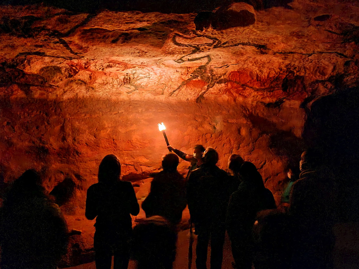 Ngày nay, du khách vẫn có thể cảm nhận vẻ đẹp của hang động tiền sử nổi tiếng này qua ba bản sao, gọi là Lascaux II, Lascaux III và Lascaux IV. Ảnh: Guide du Périgord.