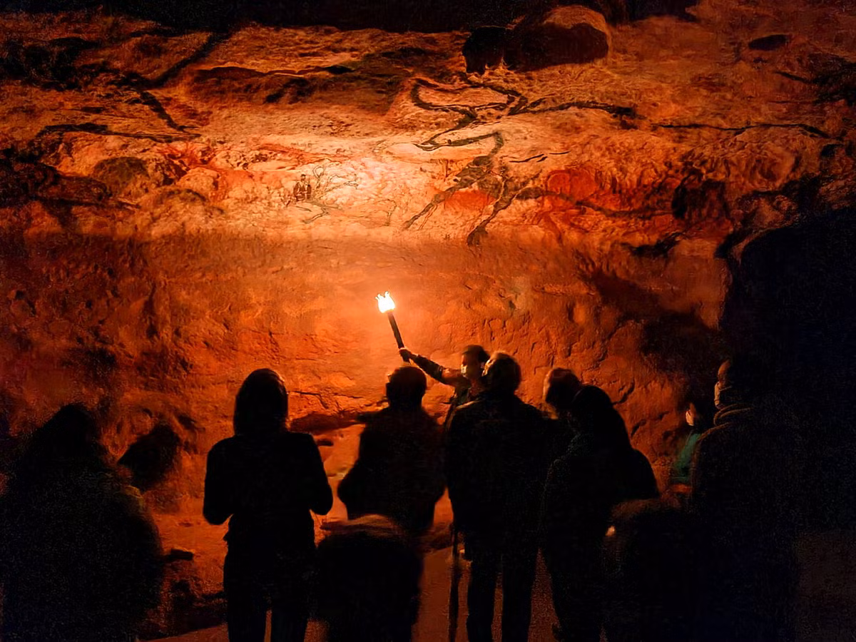 Ngày nay, du khách vẫn có thể cảm nhận vẻ đẹp của hang động tiền sử nổi tiếng này qua ba bản sao, gọi là Lascaux II, Lascaux III và Lascaux IV. Ảnh: Guide du Périgord.