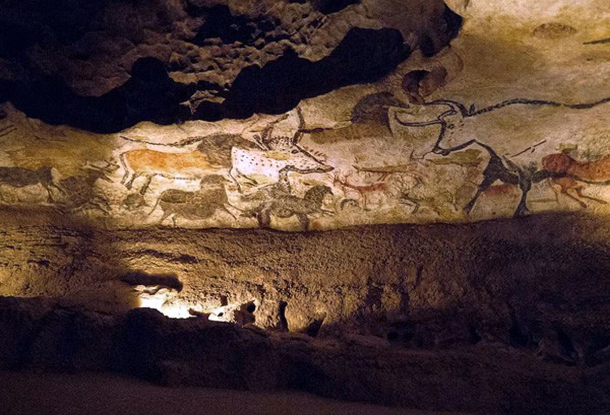 Bức tranh nổi tiếng nhất ở Lascaux có tên "The Great Hall of the Bulls" (Đại sảnh của đàn bò), là một trong những bức tranh động vật lớn nhất được phát hiện cho đến nay. Ảnh: Smarthistory.