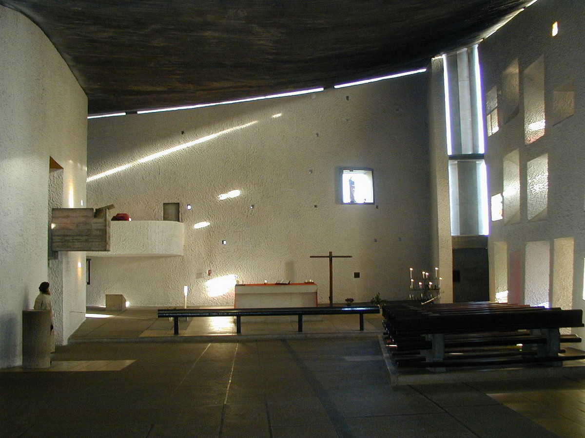 Khu vực bàn thờ chính được bài trí tối giản. Ảnh: Blog.massengale.com.